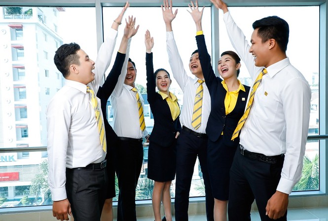 Nhân viên ngân hàng thu nhập hàng trăm triệu mỗi tháng Nhân viên ngân hàng thu nhập hàng trăm triệu mỗi tháng