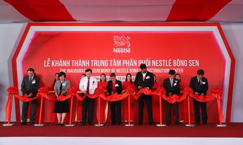 Nestlé Việt Nam mở rộng đầu tư tại Hưng Yên Bà Beatrice Maser Mallor, Đại sứ Thụy Sỹ tại Việt Nam (đứng giữa); ông Bùi Thế Cử, Phó Chủ tịch UBND tỉnh Hưng Yên (trái) và ông Ganesan Ampalavanar, Tổng Giám Đốc Nestlé Việt Nam (phải) cùng các khách mời cắt băng khánh thành trung tâm phân phối mới.