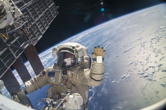 Phi hành gia khổ vì… virus gây bệnh tình dục Một phi hành gia trên Trạm Vũ trụ Quốc tế ISS - ảnh: NASA