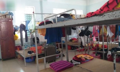 Ký túc xá thành chợ đêm, sinh viên ngậm ngùi tá túc trên giảng đường Phòng học chật hẹp được hoán cải thành nơi ở cho khoảng 20 sinh viên