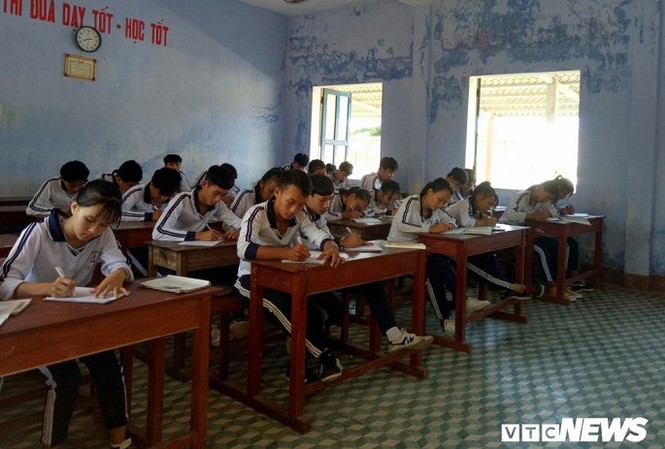 Thót tim học dưới mái trường chờ sập ở đảo Lý Sơn 691 học sinh cùng giáo viên ở trường THPT Lý Sơn đang cảm thấy bất an khi phải dạy và học dưới mái trường xuống cấp.