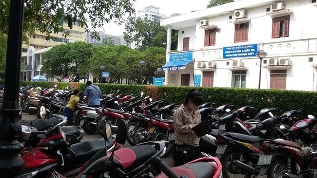 Rào chắn đường Trần Hưng Đạo phục vụ thi công ga ngầm đường sắt Các bãi giữ xe trên phố Trần Hưng Đạo tại đoạn thi công ga ngầm cũng bị thu hồi - Ảnh minh họa