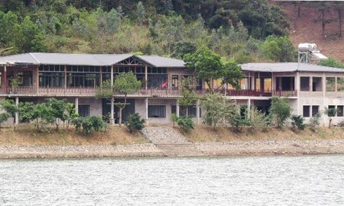 Cận cảnh những công trình trái phép băm nát rừng phòng hộ Sóc Sơn Hồ Đồng Đò là khu vực có nhiều công trình vi phạm đất rừng phòng hộ nhất tại huyện Sóc Sơn.