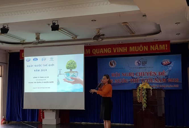 La Vie hỗ trợ người dân Long An phát triển bền vững nguồn nước sạch Bà Nguyễn Thị Kim Hoàng, Giám đốc Đối ngoại khu vực phía Nam công ty TNHH La Vie, chia sẻ chương trình “Chung tay quản lý nguồn nước”