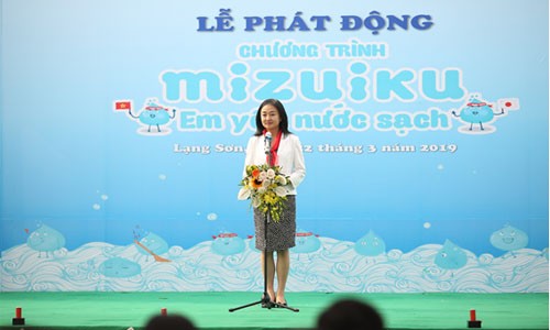 Lễ khởi động Chương trình “Mizuiku – Em yêu nước sạch” 2019 Bà Tomomi Fukumoto, Giám đốc điều hành, Bộ phận Phát triển Bền vững, Tập đoàn Suntory (Nhật Bản) phát biểu tại Lễ khởi động chương trình “Mizuiku – Em yêu nước sạch” năm 2019