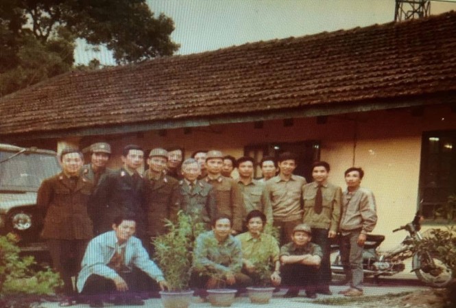 Chuyện khó quên của người lính xây nền móng cho Viettel thời kỳ đầu Những người lính Sigelco thời kỳ đầu tiên. Ông Đinh Văn Đạt là người ngồi đầu tiên phía bên trái