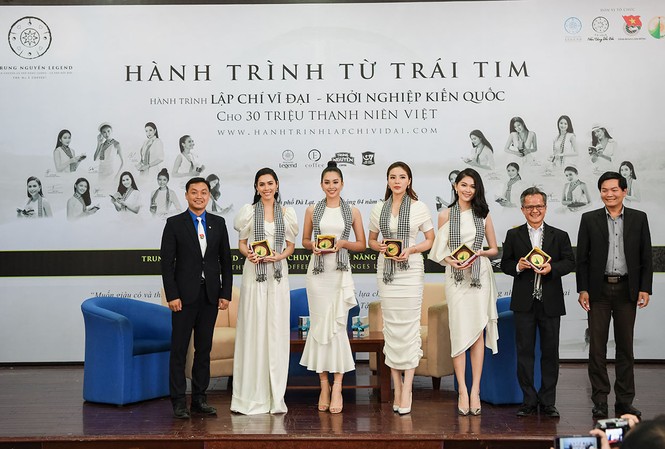 Á hậu Thùy Dung: 'Trao tặng sách là đầu tư vào tri thức, tương lai' Á hậu Thùy Dung: 'Trao tặng sách là đầu tư vào tri thức, tương lai'