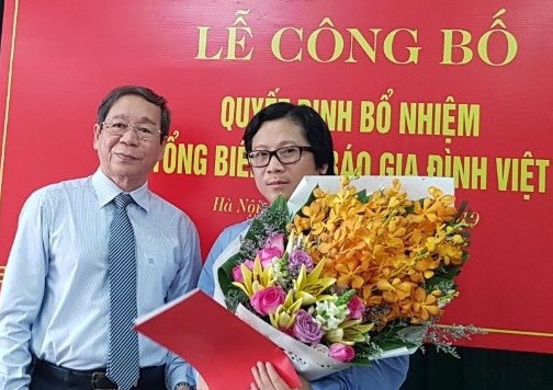 Báo Gia đình Việt Nam có phó tổng biên tập mới Tiến sĩ Nguyễn Bá Thủy – Chủ tịch Hội KHHGĐ Việt Nam trao quyết định cho nhà báo Lê Anh Đạt