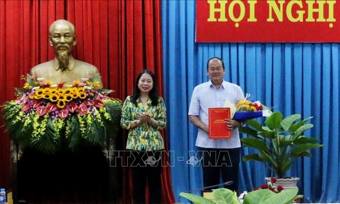 Ông Nguyễn Thanh Bình làm Quyền Chủ tịch UBND tỉnh An Giang Bí thư Tỉnh ủy An Giang Võ Thị Ánh Xuân (trái) trao Quyết định của Thủ tướng Chính phủ giao Quyền Chủ tịch UBND tỉnh An Giang (nhiệm kỳ 2015 - 2020) cho ông Nguyễn Thanh Bình. Ảnh: Công Mạo/TTXVN