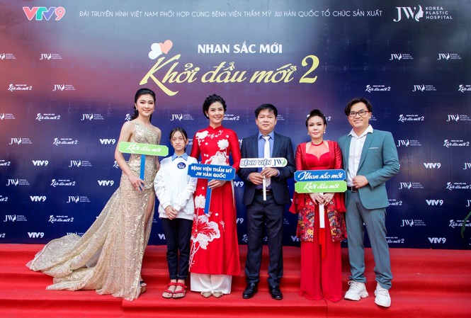 Ngọc Hân đau lòng trước những khuôn mặt dị dạng, khiếm khuyết Hoa Hậu Ngoc Hân đồng hành cùng Nghệ sĩ Việt Hương và MC Đại Nghĩa trong chương trình Nhan sắc mới-Khởi đầu mới