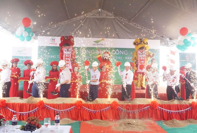 Tổng khởi công phố Địa Trung Hải, TTTM giải trí sầm uất Tây Bắc Đà Nẵng Lãnh đạo Trung Nam Land, HomeLand Group, các đối tác làm lễ tổng khởi công trung tâm thương mại, khu phố Địa Trung Hải Diamond Palace, tuyến phố kinh doanh, kinh đô thời trang... tại Godlden Hills