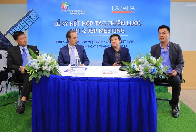 Đại diện Lazada Việt Nam và FrieslandCampina Việt Nam chia sẻ với báo giới trong buổi ký kết