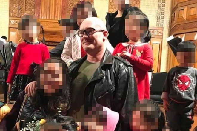 Tội phạm ấu dâm Anh đã trốn khỏi nơi ở tại Hà Nội? Tên tội phạm ấu dâm Christopher Trinnerman chụp ảnh cùng các bé gái tại Việt Nam. Ảnh: Facebook.