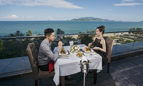 Mường Thanh: Chắp cánh đồng hành cùng du lịch Nha Trang Thưởng thức bữa tối nhìn ra hướng biển tại Mường Thanh Luxury Nha Trang