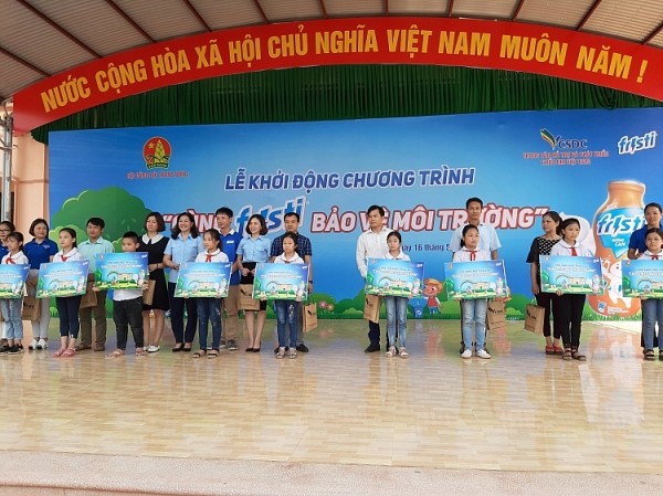 Fristi triển khai chương trình bảo vệ môi trường cùng Hội đồng đội Trung ương BTC trao quà tặng cho đại diện các trường tham gia chương trình “Cùng Fristi bảo vệ môi trường” năm 2019