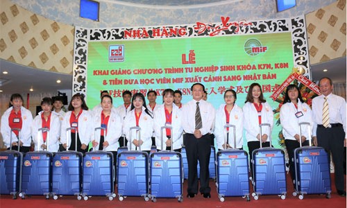 Mif đưa các thực tập sinh sang Nhật Bản làm việc và lễ khai giảng khóa mới Ông Lê Thanh Thuấn - Chủ tịch Tập đoàn Sao Mai và lãnh đạo MIF tặng quà cho các tu nghiệp sinh xuất sắc được chọn sang Nhật làm việc