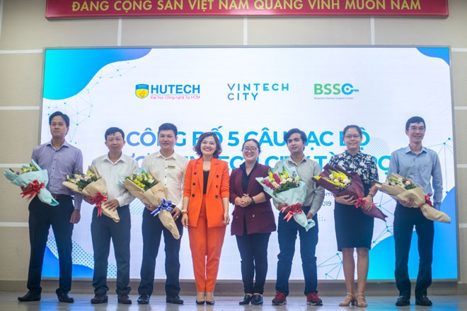 CLB Khởi nghiệp HUTECH nhận tài trợ 350 triệu đồng từ VinTech City Đại diện các đơn vị nhận tài trợ từ VinTech City
