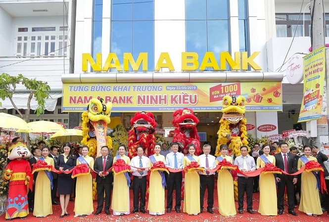Nam A Bank tăng cường mở rộng mạng lưới tại khu vực miền tây và Đông Nam Bộ Nghi thức cắt băng khai trương Nam A Bank Phú Quốc