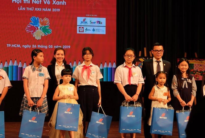 406 tác phẩm đạt giải Nét vẽ xanh được in thành sách Ban tổ chức trao giải cho các thí sinh có tác phẩm đạt giải