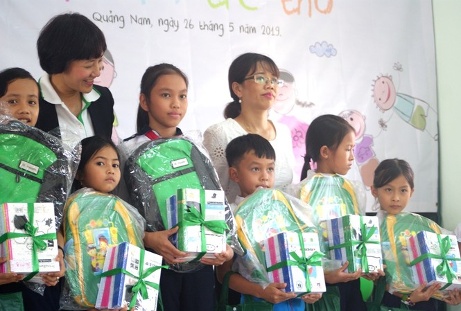 Nhân viên Manulife hỗ trợ trẻ em có hoàn cảnh khó khăn Bà Nguyễn Hoàng Yến, Chủ tịch Manulife GWA Việt Nam (thứ hai, từ trái sang) đồng thời là đại diện Manulife Việt Nam tại chương trình Nụ Cười Trẻ Thơ hôm 26/5/2019