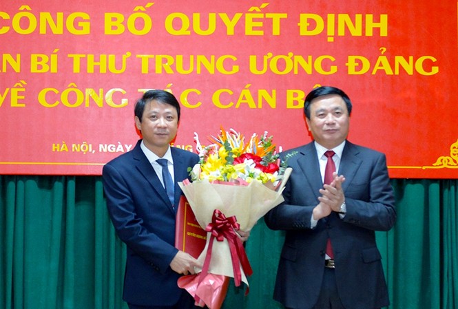 Công bố quyết định của Ban Bí thư TW Đảng về công tác cán bộ GS.TS Nguyễn Xuân Thắng trao quyết định và chúc mừng đồng chí Nguyễn Ngọc Hà.