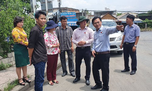 Đoàn HĐND TPHCM làm việc với VWS Anh Trần Quốc Việt (ngụ huyện Bình Chánh, TPHCM) phản ánh đến đoàn khảo sát.