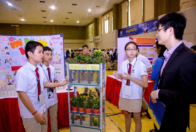 Bất ngờ với các sản phẩm thông minh được chế tạo bởi học sinh cấp 2 Sản phẩm được ví như “Hệ sinh thái mini khép kín”. Nhóm bạn lớp 7A2 đã vận dụng những kiến thức được học từ môn Vật lý, Sinh học và kỹ năng Lập trình để tạo ra sản phẩm này.