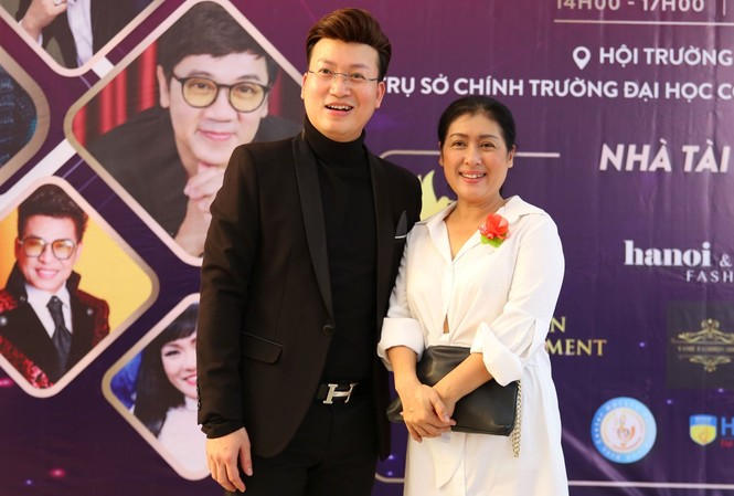 “Trái tim yêu thương” - mốc son ấn tượng trong 20 năm ca hát của Sỹ Luân Dự án cộng đồng “Trái tim yêu thương” nhận được sự ủng hộ của nhiều nghệ sĩ nổi tiếng
(Ảnh: Nghệ sỹ ưu tú Thanh Thủy có mặt tại sự kiện ra mắt dự án)