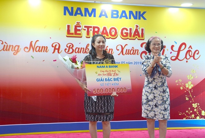 Nam A Bank trao thưởng 'khủng' cho khách hàng Bà Triệu Kim Cân – Trưởng Ban Kiểm soát Nam A Bank trao Giải đặc biệt cho Chị Phạm Việt Tiên (Khách hàng Trung tâm kinh doanh).