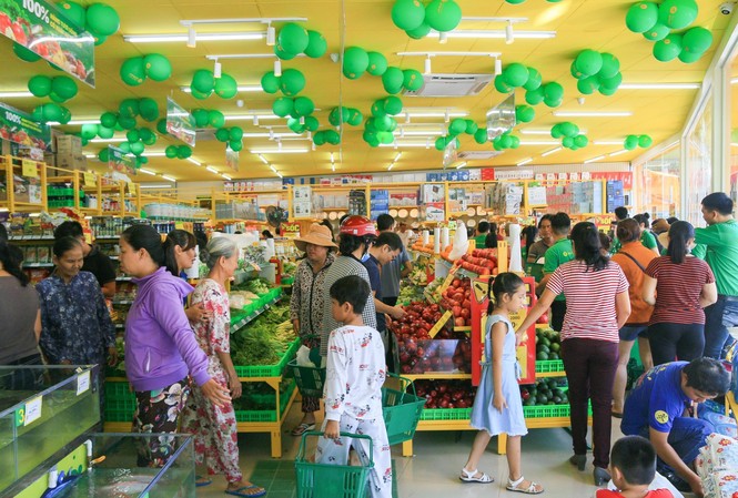 Thị trường tỉnh sẽ là 'con gà đẻ trứng vàng' cho Bách hóa Xanh Cảnh mua bán tấp nập ở một cửa hàng Bách hóa Xanh tại Tây Ninh
