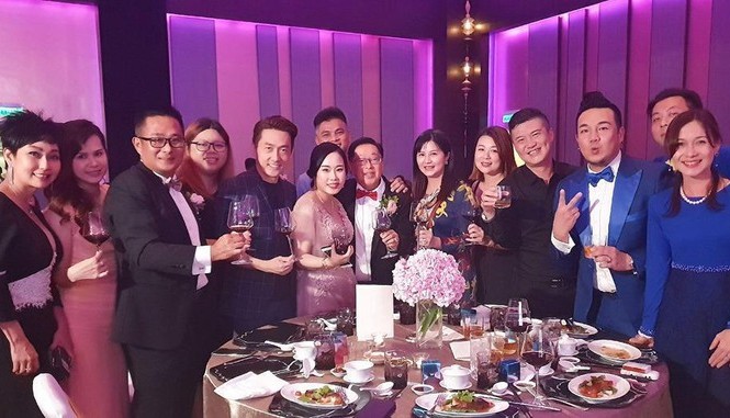 Nữ ca sĩ 9X Malaysia nghẹn ngào trong ngày cưới đại gia 71 tuổi Hình ảnh trong lễ cưới của nữ ca sĩ Malaysia và chồng 71 tuổi.