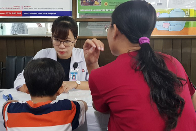 Bé trai cao thêm 29 cm sau hai năm tiêm hormone tăng trưởng Bác sĩ Bệnh viện Nguyễn Tri Phương khám, tư vấn về chậm tăng trưởng chiều cao ở trẻ. Ảnh: Lê Phương.