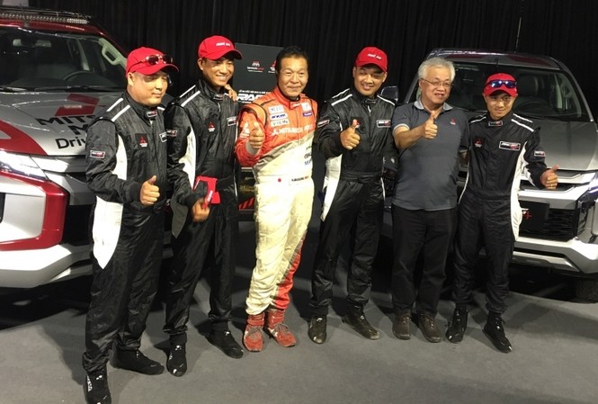 Mitsubishi Việt Nam bảo trợ đội đua off-road Racing AKA Mitsubishi Việt Nam bảo trợ đội đua off-road Racing AKA