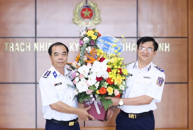 Công bố quyết định bổ nhiệm Phó Tư lệnh Cảnh sát biển Trung tướng Hoàng Văn Đồng, Bí thư Đảng ủy, Chính ủy Cảnh sát biển chúc mừng Đại tá Trần Văn Nam.