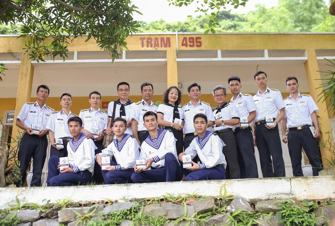 Trao tặng sách quý, trao tặng khát vọng, yêu thương tại huyện đảo Cát Hải Trao tặng sách quý, trao tặng khát vọng, yêu thương tại huyện đảo Cát Hải