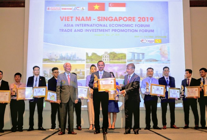 FE Credit được vinh danh ‘top 10 doanh nghiệp được tin dùng nhất châu Á' Basker Rangachari, Giám đốc Marketing, đại diện FE CREDIT nhận giải thưởng tại Diễn đàn kinh tế quốc tế ASIA 2019 tổ chức tại Singapore
