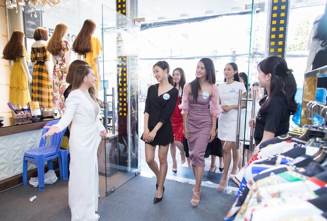 Top 20 thí sinh xuất sắc nhất Hoa Hậu Thế Giới Việt Nam 2019 cùng YHL 20 gương mặt xuất sắc nhất của MWVN 2019 khu vực phía Nam đến thăm showroom YHL với sự tham dự của Cố vấn sắc đẹp Miss World Việt Nam 2019 - Hằng Lê