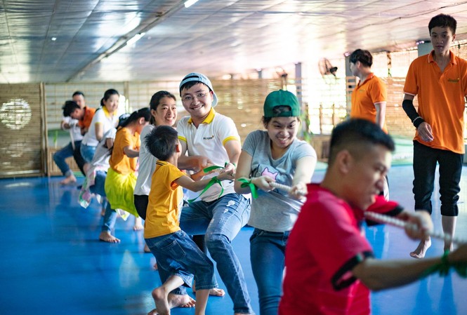 Một ngày trải nghiệm ‘nông trại vui vẻ’ của học sinh khuyết tật Thụy An Kéo co là trò chơi đầu tiên, giúp “phá băng”, kết nối các em học sinh với tình nguyện viên