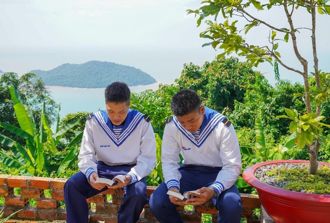 Sách quý đến tay Hòn Khoai – Đảo xa nhất cực Nam Tổ quốc Sách quý đến tay Hòn Khoai – Đảo xa nhất cực Nam Tổ quốc
