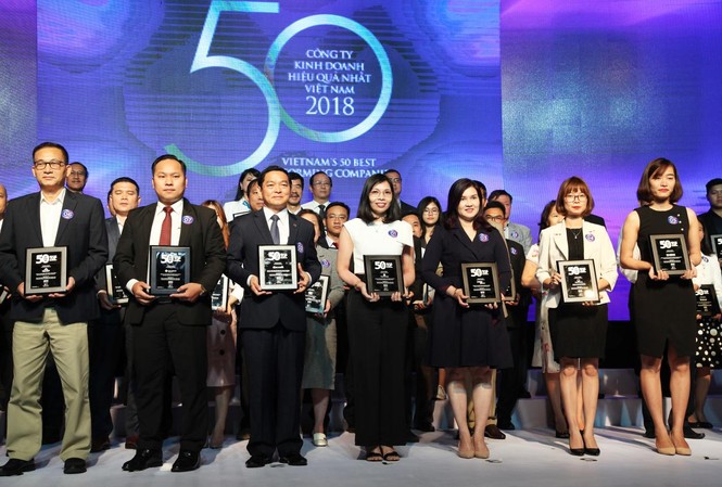'Công thức YES' và đường lên đỉnh top 50 của MWG Đại điện Công ty CP Thế giới di động (áo trắng-đúng giữa) nhận giải thưởng