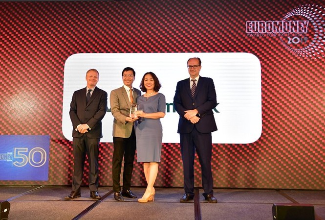 Vietcombank nhận giải thưởng 'Ngân hàng tốt nhất Việt Nam' của tạp chí Euromoney Đại diện Vietcombank, bà Nguyễn Thị Kim Oanh – Phó Tổng Giám đốc (thứ 2 từ phải sang) và ông Nguyễn Tiến Đạt – Phó Trưởng phòng Kế hoạch TSC (thứ 2 từ trái sang) nhận giải thưởng “Ngân hàng tốt nhất Việt Nam” năm 2019 do tạp chí Euromoney trao tặng