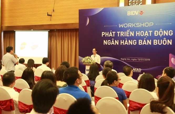 BIDV đẩy mạnh hoạt động sáng tạo hướng đến khách hàng Tại các workshop, tác giả sáng kiến và đại biểu tham dự đã trao đổi
Nhằm giúp các ý tưởng, sáng kiến trở nên hoàn thiện hơn