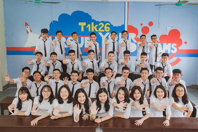Các 'lớp học siêu nhân' khiến dân mạng trầm trồ: 'Ăn gì mà giỏi thế' Tập thể 12 Toán 1 của THPT chuyên Hà Tĩnh, tỉnh Hà Tĩnh có 12 em đạt điểm số từ 27 trở lên.