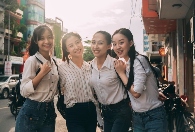 Lớp học đặc biệt của Miss World VietNam: ‘vừa học vừa truyền nước biển’ Bốn cô gái với nụ cười ấm áp giống như sự ấm áp mà các bạn mang đến trong dự án “ Nét chữ tương lại”