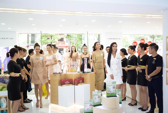 Bí mật đằng sau sắc vóc dáng rạng rỡ của thí sinh Miss World Vietnam 2019 Thí sinh Miss World Vietnam 2019 được chào đón tại showroom mỹ phẩm YHL.