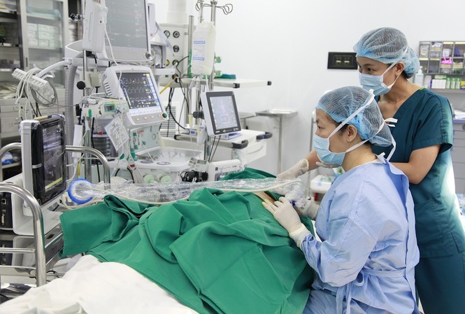 Lần đầu tiên tại VN, Vinmec điều trị tim mạch theo mô hình chuyên môn chuẩn Mỹ Người bệnh điều trị tim mạch tại Vinmec sẽ được hội chẩn xác định bệnh sớm và điều trị bằng các phác đồ điều trị và chăm sóc chuẩn mực, đem lại hiệu quả chữa trị cao, có thể phục hồi sớm với chi phí hợp lý