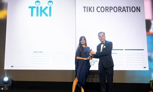 Tiki vào danh sách nơi làm việc tốt nhất châu Á Tổng giám đốc nhân sự Tiki nhận cúp vinh danh trong đêm trao giải.