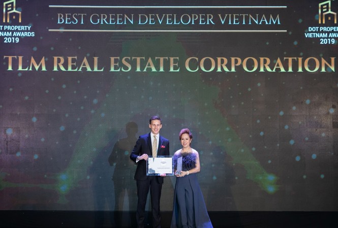 Bất động sản TLM đạt cú đúp giải thưởng ở Dot Property Vietnam Awards 2019 Bà Nguyễn Thị Thanh Tú – Chủ tịch HĐQT Tập đoàn BĐS TLM nhận giải thưởng “Nhà phát triển bất động sản xanh tốt nhất Việt Nam 2019”