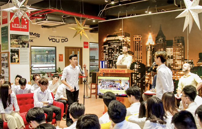 Ngôi trường tích cực đưa SV đi nước ngoài học tập Chính vì vậy, trong năm đầu học tập, sinh viên ĐH FPT dành đa phần thời gian tham gia các lớp học Tiếng Anh dự bị để chuẩn bị cho việc học tất cả các môn chuyên ngành bằng tiếng Anh.