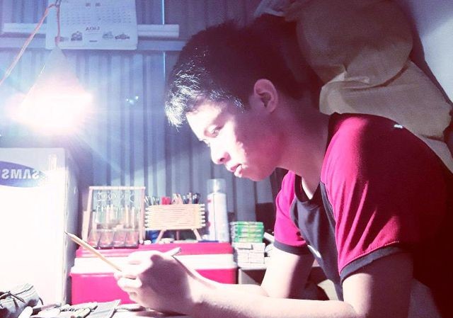 Nể phục bàn tay tài hoa của 'chàng trai bút chì' mắc bệnh tim bẩm sinh Bùi Khắc Hiếu với niềm đam mê khắc chữ trên bút chì của mình.